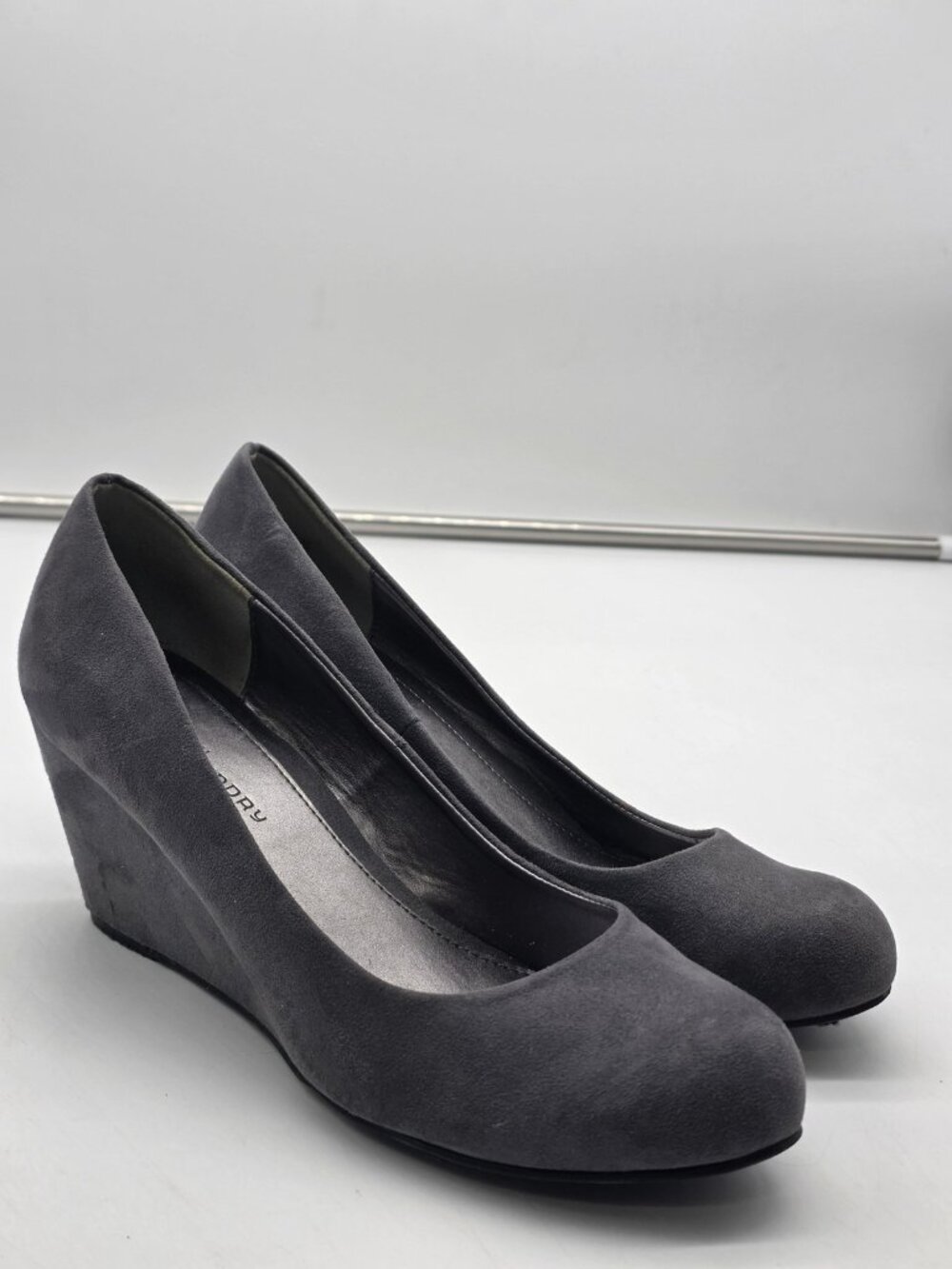 CL By Laundry Shoes Womens Size 9 Gray Nima Suede Wedge Round Toe Pump Heels
